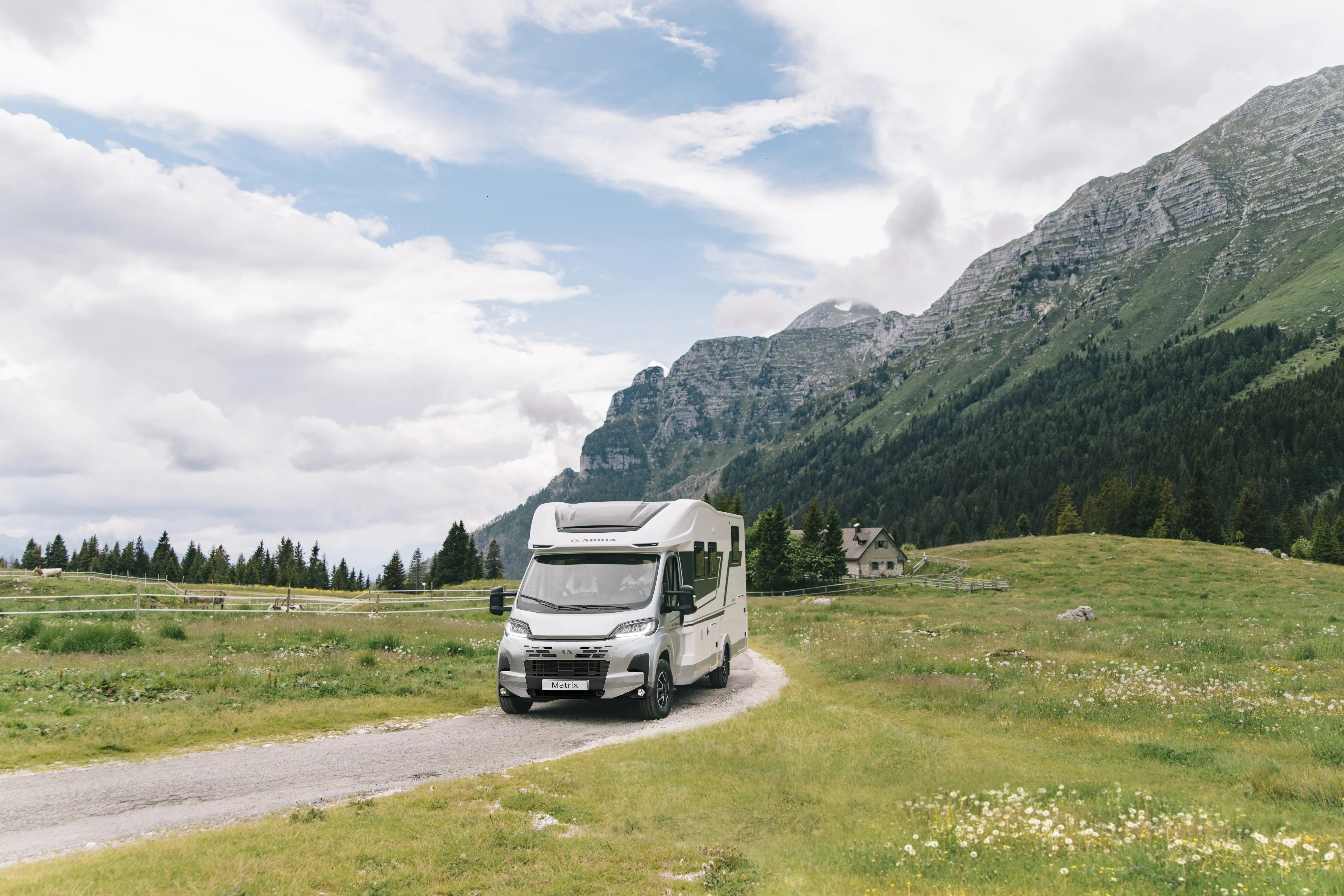 Adria husbil i alpmiljö